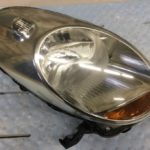 劣化クラックがひどい日産マーチのヘッドライトの状態１