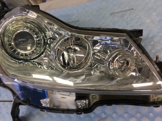 ヘッドライトスチーマー施工後の日産フーガのヘッドライトの状態