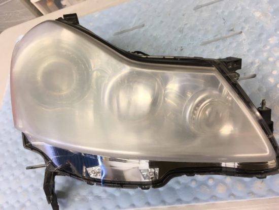 ヘッドライトスチーマー施工前の日産フーガのヘッドライトの状態３