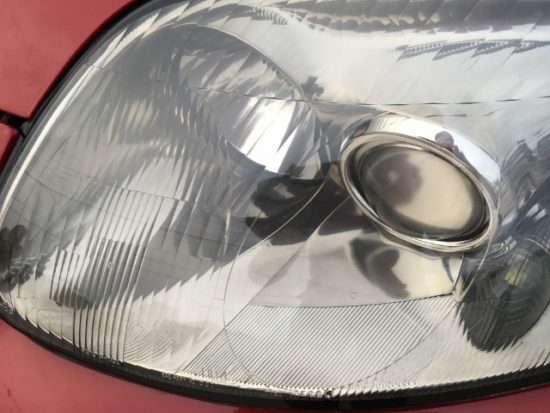 ヘッドライトに黄ばみが生じクリア剥がれも起こしているトヨタスープラのヘッドライトリペア完了後の状態