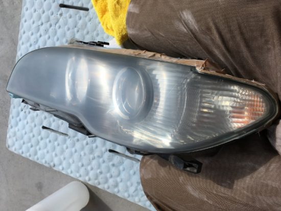 ＢＭＷのヘッドライト黄ばみ除去後コーティング前の状態