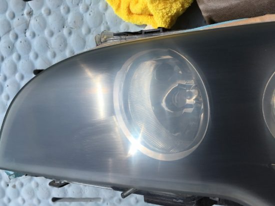 ＢＭＷのヘッドライト黄ばみ除去後コーティング前の状態