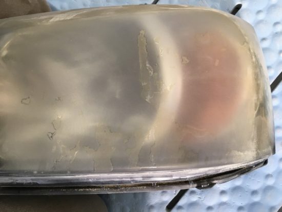 トヨタクルーガーのヘッドライトクリア剥がれの状態