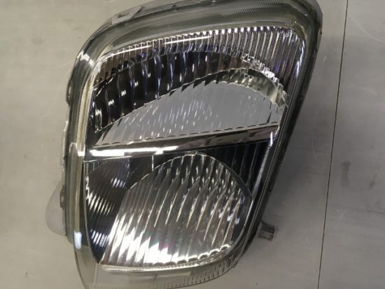 トヨタWILLのヘッドライト黄ばみリペア完了の状態