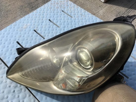 無数のクラックが発生したレクサスＳＣ４３０のヘッドライトの状態