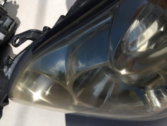 トヨタセルシオのクラックと黄ばみが発生したヘッドライト