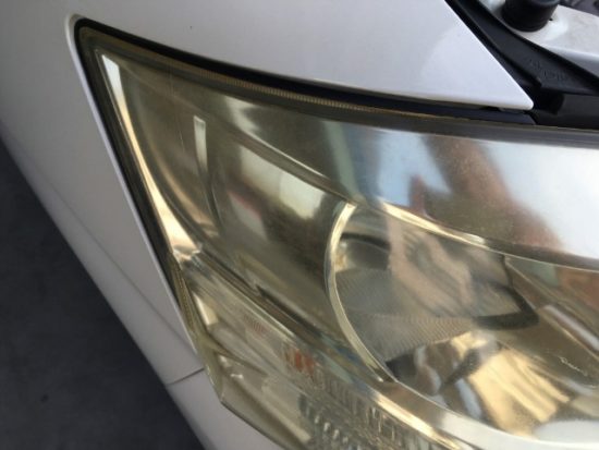 クラックと黄ばみがひどいトヨタアルファードのヘッドライトの状態