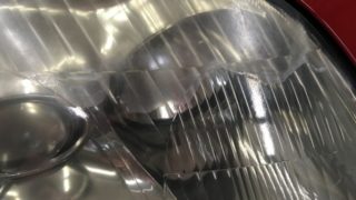 ヘッドライトに黄ばみが生じクリア剥がれも起こしているトヨタスープラのヘッドライト
