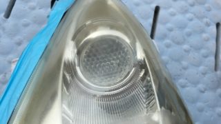 ヘッドライト黄ばみ除去前のスバルＲ１のヘッドライト