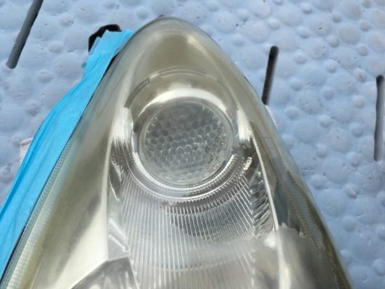 ヘッドライト黄ばみ除去前のスバルＲ１のヘッドライト