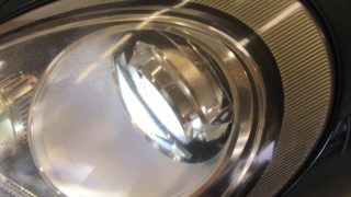 ポルシェケイマンのクラックが発生したヘッドライト
