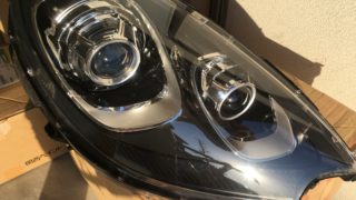 ポルシェマカンのクラックが発生したヘッドライト