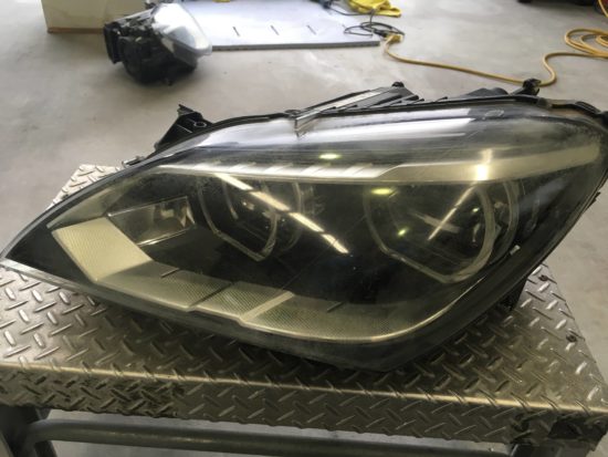 BMW6のヘッドライト黄ばみクラックリペア施工前 (1)