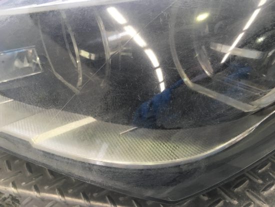BMW6のヘッドライト黄ばみクラックリペア施工前 (6)