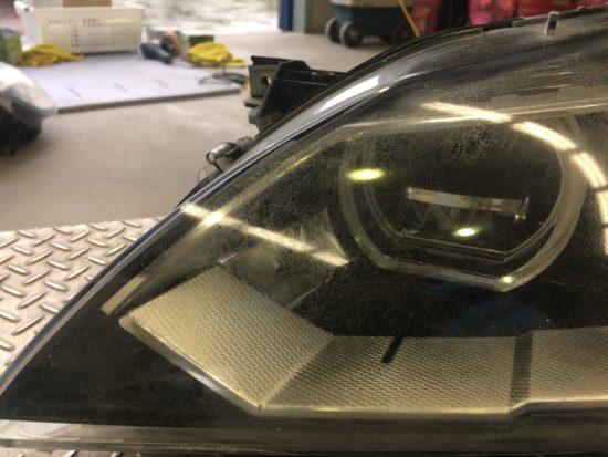 BMW6のヘッドライト黄ばみクラックリペア施工前 (8)