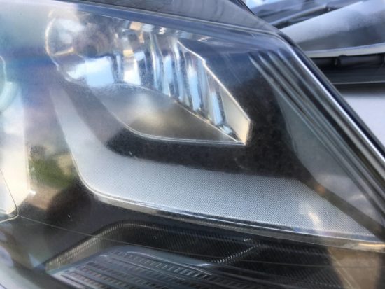 VWポロのヘッドライト黄ばみクラックリペアプロテクションフィルム施工 (14)