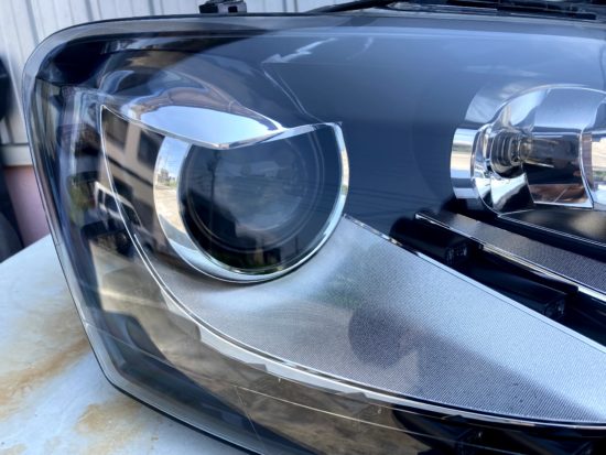 VWポロのヘッドライト黄ばみクラックリペアプロテクションフィルム施工 (4)